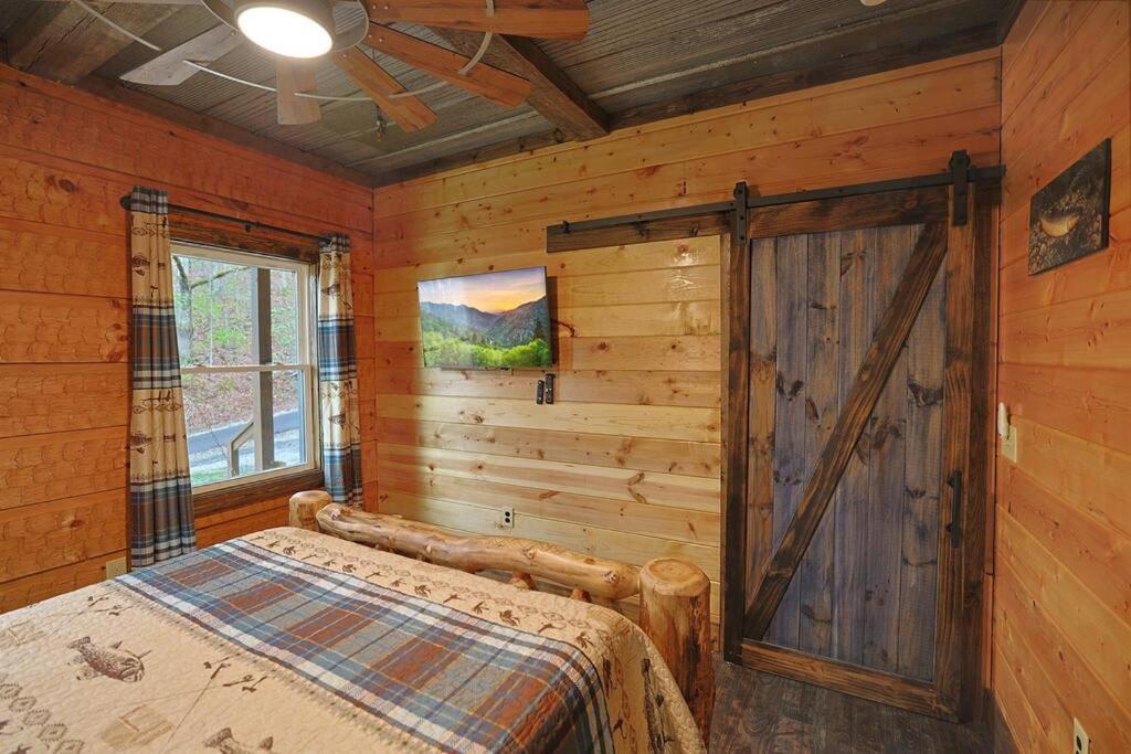 Rustic Modern Cabin With Hot Tub Near Rafting And Great Smokey Mountains Bryson City Exterior photo